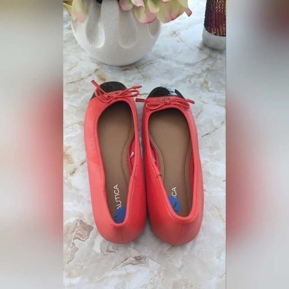 Nautica Woman's flats with black patten toes 7.5